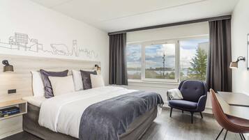 Habitación estándar | Ropa de cama hipoalergénica, minibar, caja fuerte y escritorio