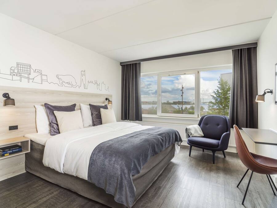 Literie hypoallergénique, minibar, coffres-forts dans les chambres