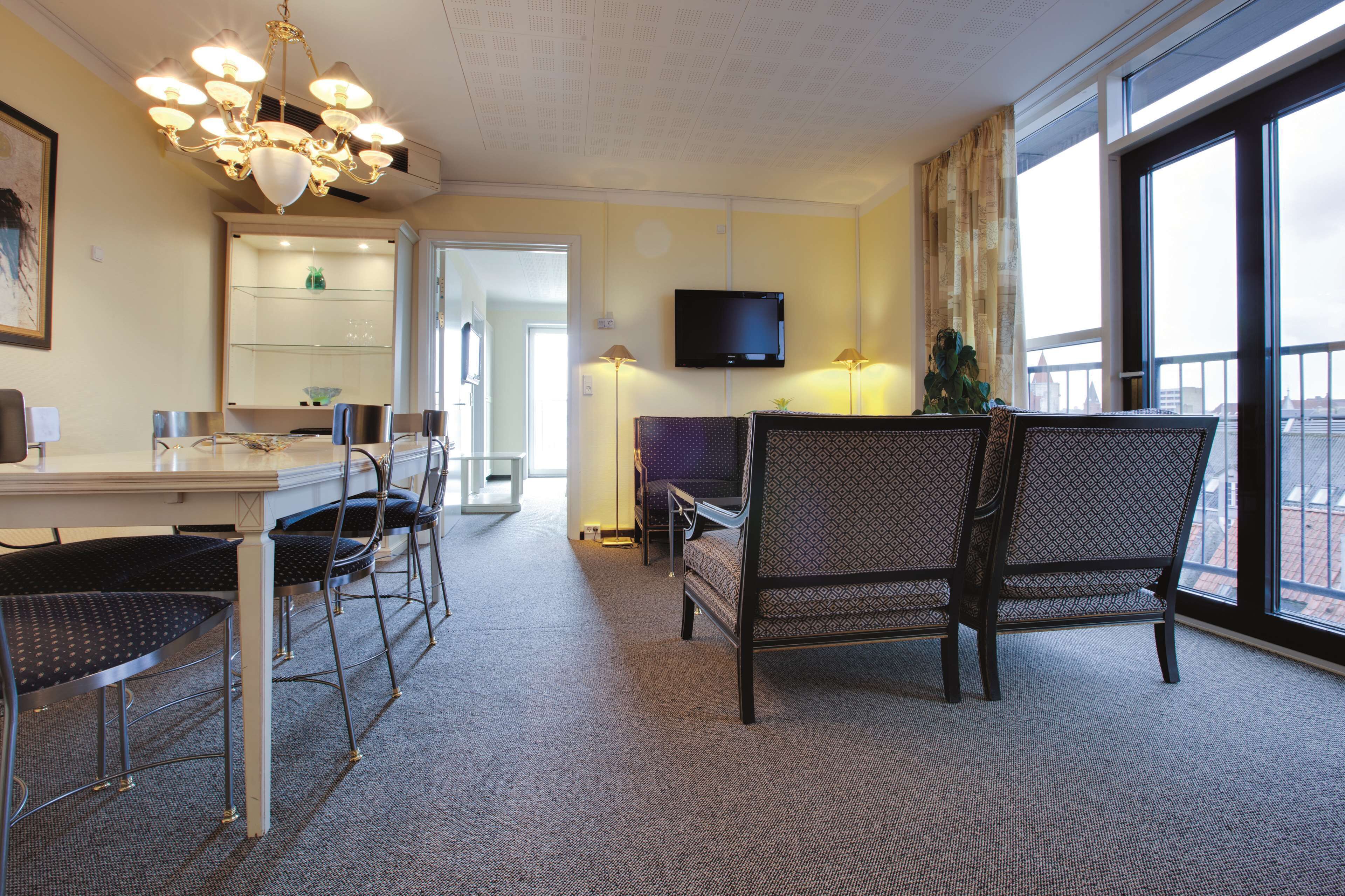 hypo-allergenic bedding, minibar, in-room safe, desk