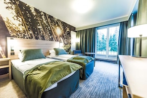 Standard-Zweibettzimmer | Pillowtop-Betten, Schreibtisch, Verdunkelungsvorhänge