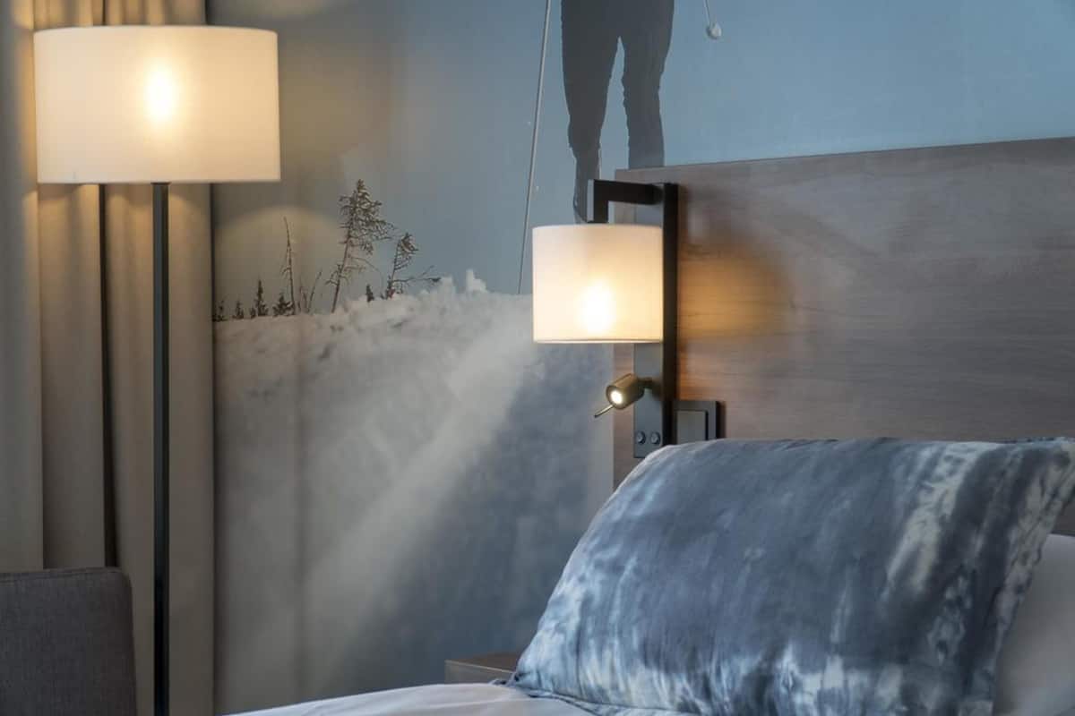 Camas com colchões pillow-top, escrivaninha, cortinas blackout