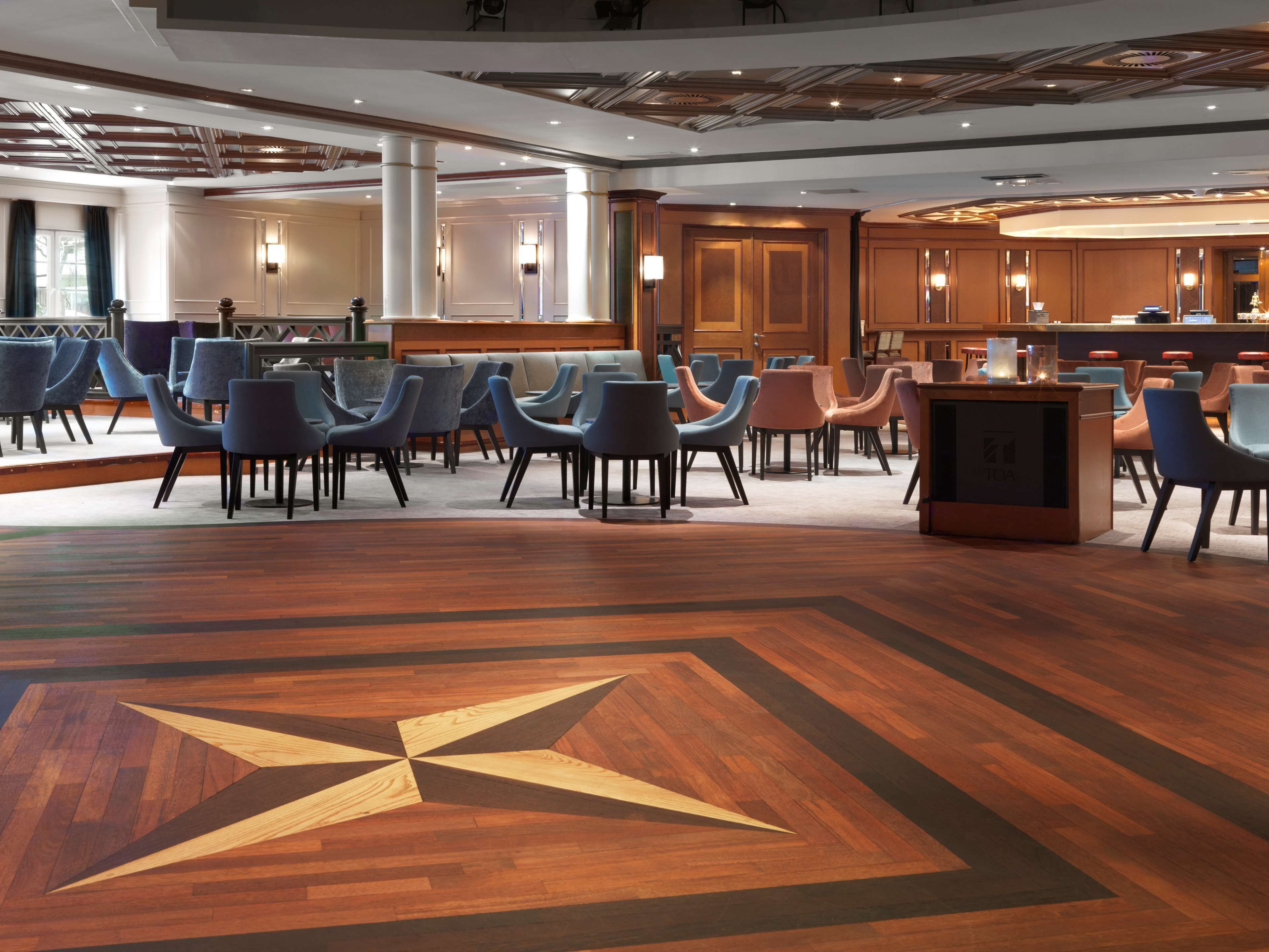 4 bars/lounges, sports bar