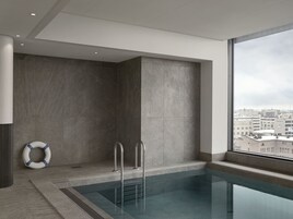 Una piscina cubierta