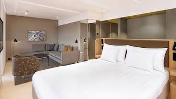 Junior-sviitti | Ylelliset vuodevaatteet, minibaari, tallelokero huoneessa, työpöytä