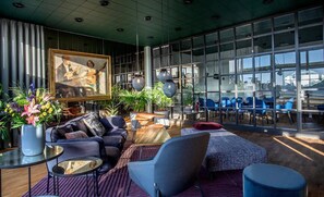 2 bars/lounges