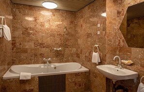 Suite, Sea View | Bathroom - Hotel Jutlandia (Frederikshavn)