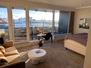 Business Room, Balcony, Sea View | 1 bedroom, minibar, free WiFi, bed sheets