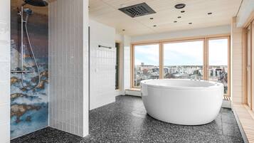 Duschwanne, kostenlose Toilettenartikel, Haartrockner, Hausschuhe