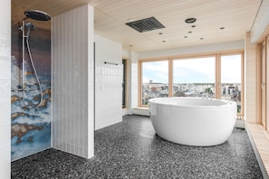 Combined shower/tub, free toiletries, hair dryer, slippers - Radisson Blu Hotel, Oulu (Oulu)