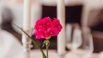 Une table avec des bougies et une fleur rose.