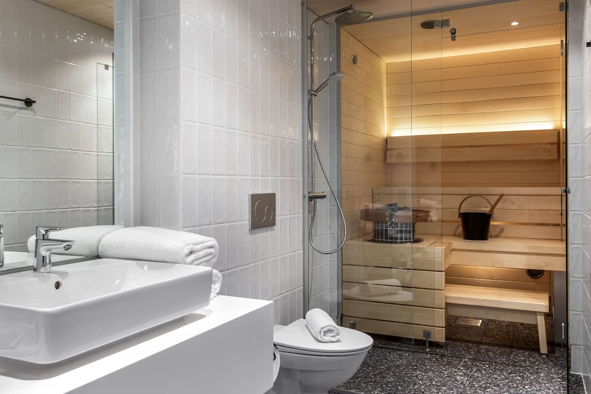 executive room, sea view (panoramic) | bathroom | combined shower/bathtub, free toiletries, hair dryer, slippers