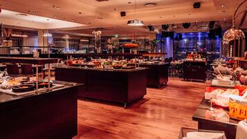 Tägliches Frühstücksbuffet (28 EUR pro Person)