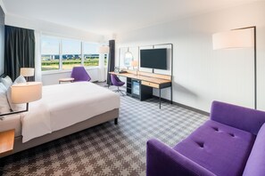 Junior suite | Hypoallergeen beddengoed, een minibar, een kluis op de kamer, een bureau