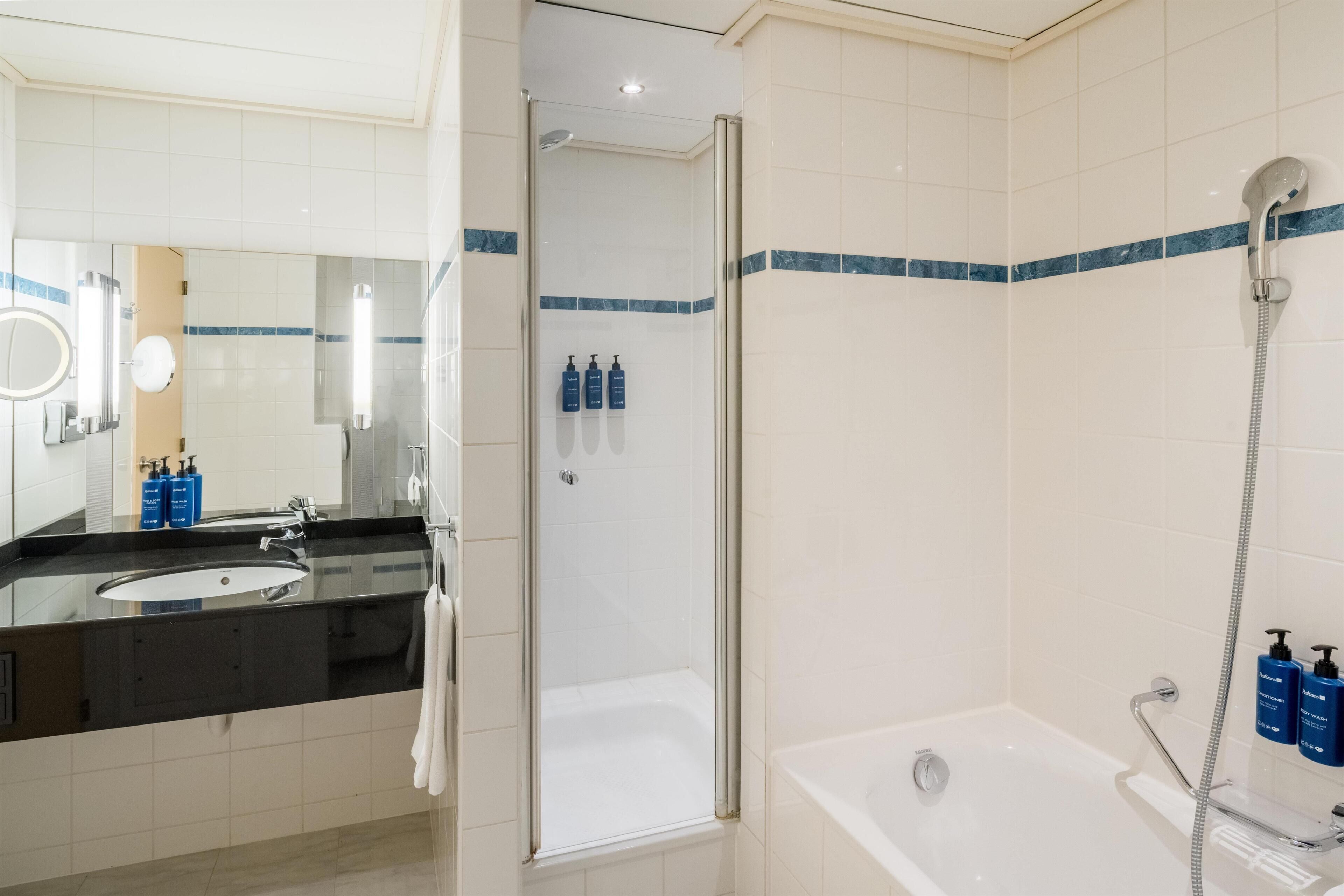 Duschwanne, Komfortbadewanne, kostenlose Toilettenartikel, Haartrockner