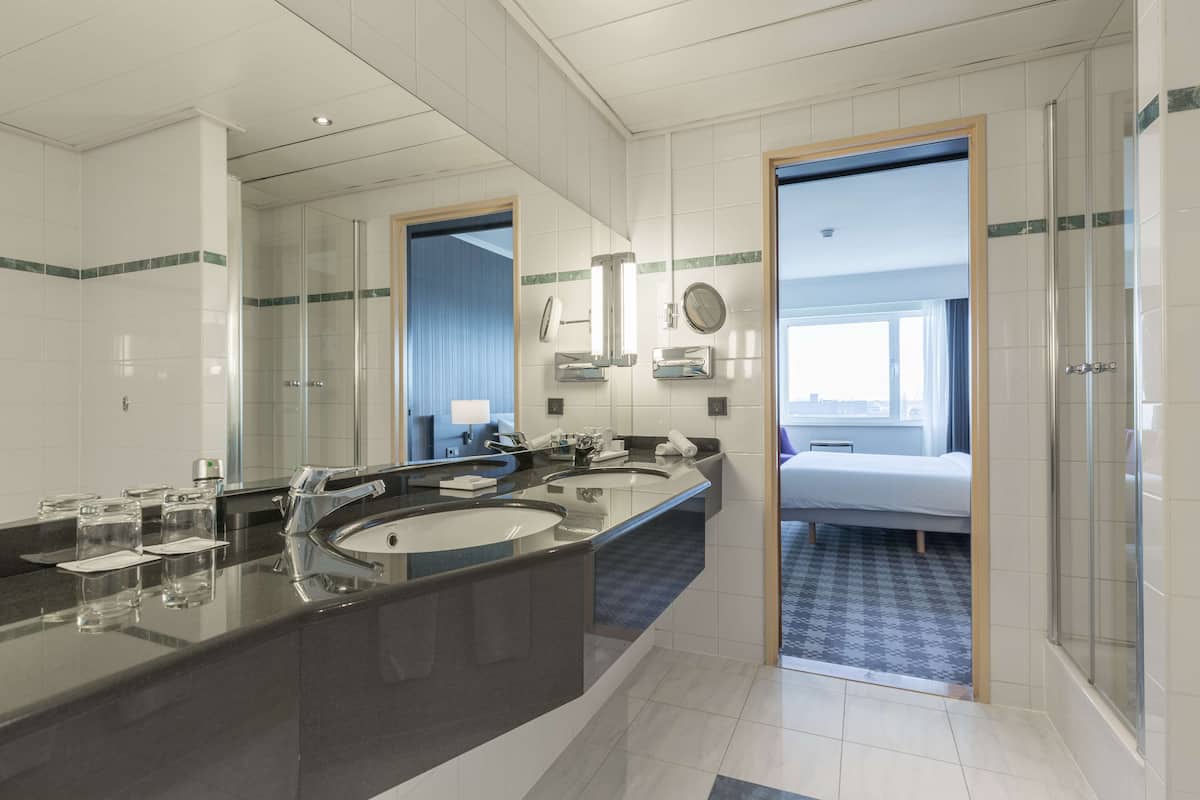 suite, 1 bedroom | bathroom | combined shower/bathtub, deep-soaking bathtub, free toiletries