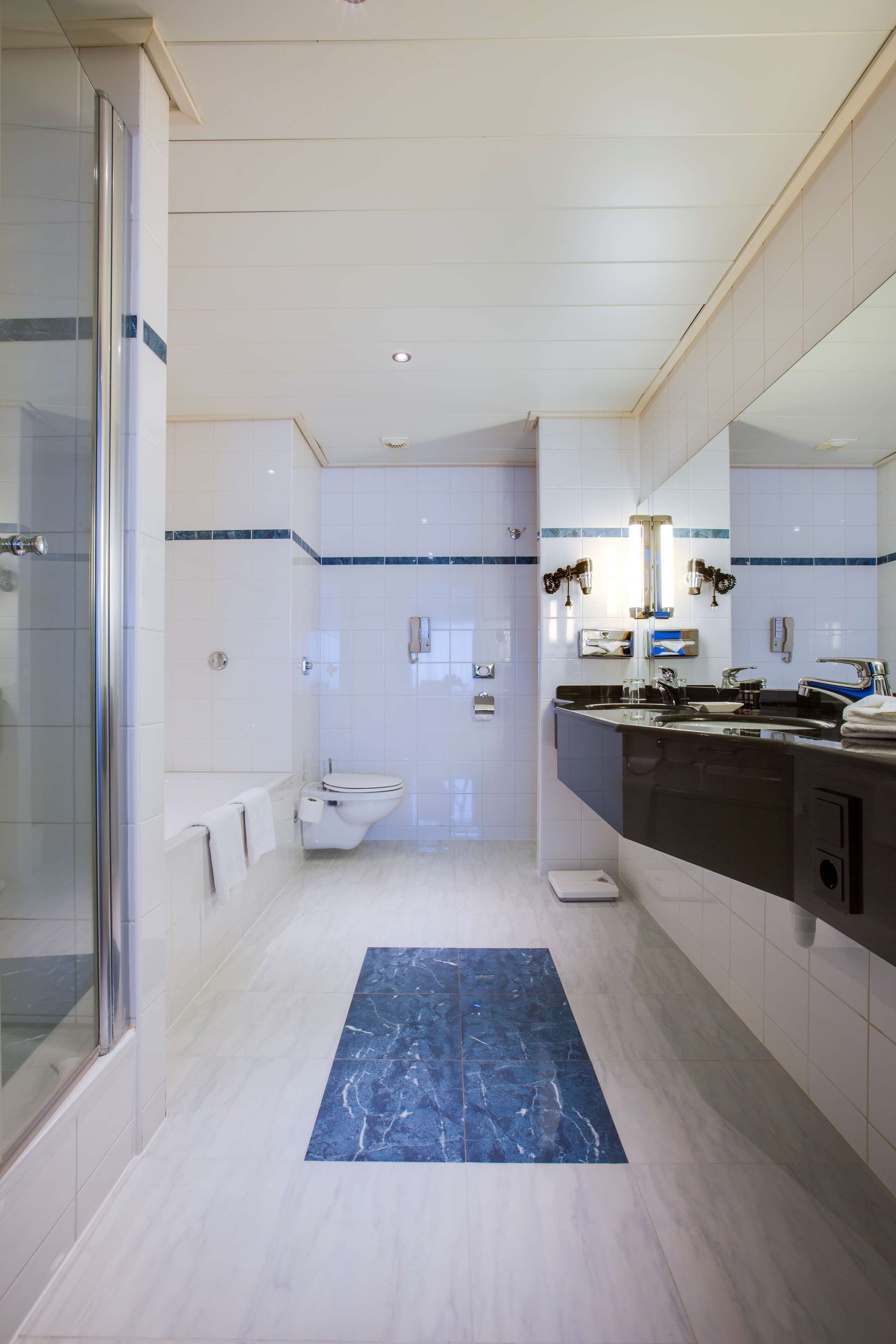 suite, 1 bedroom | bathroom | combined shower/bathtub, deep-soaking bathtub, free toiletries