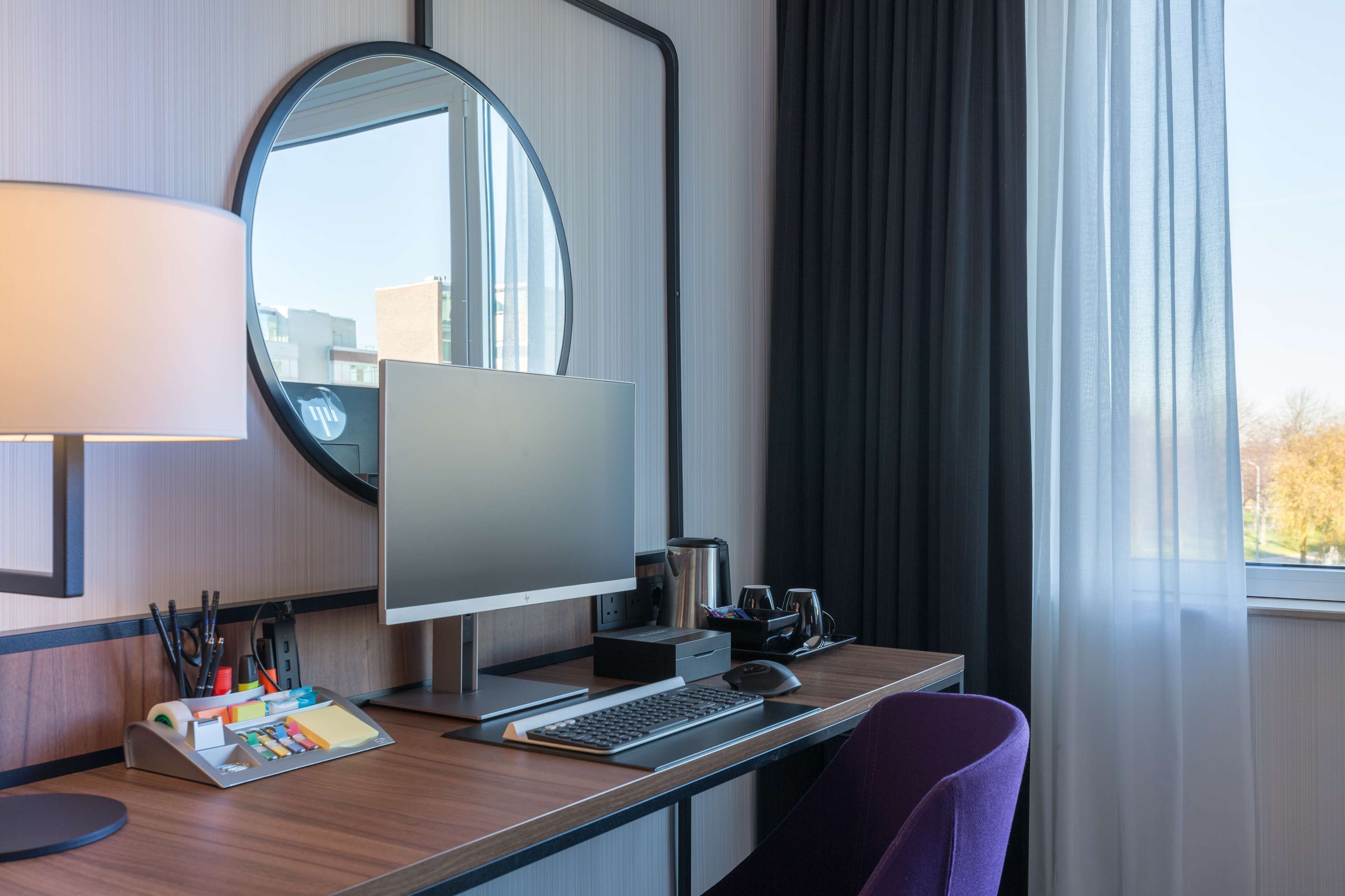 standard room | in-room business centre