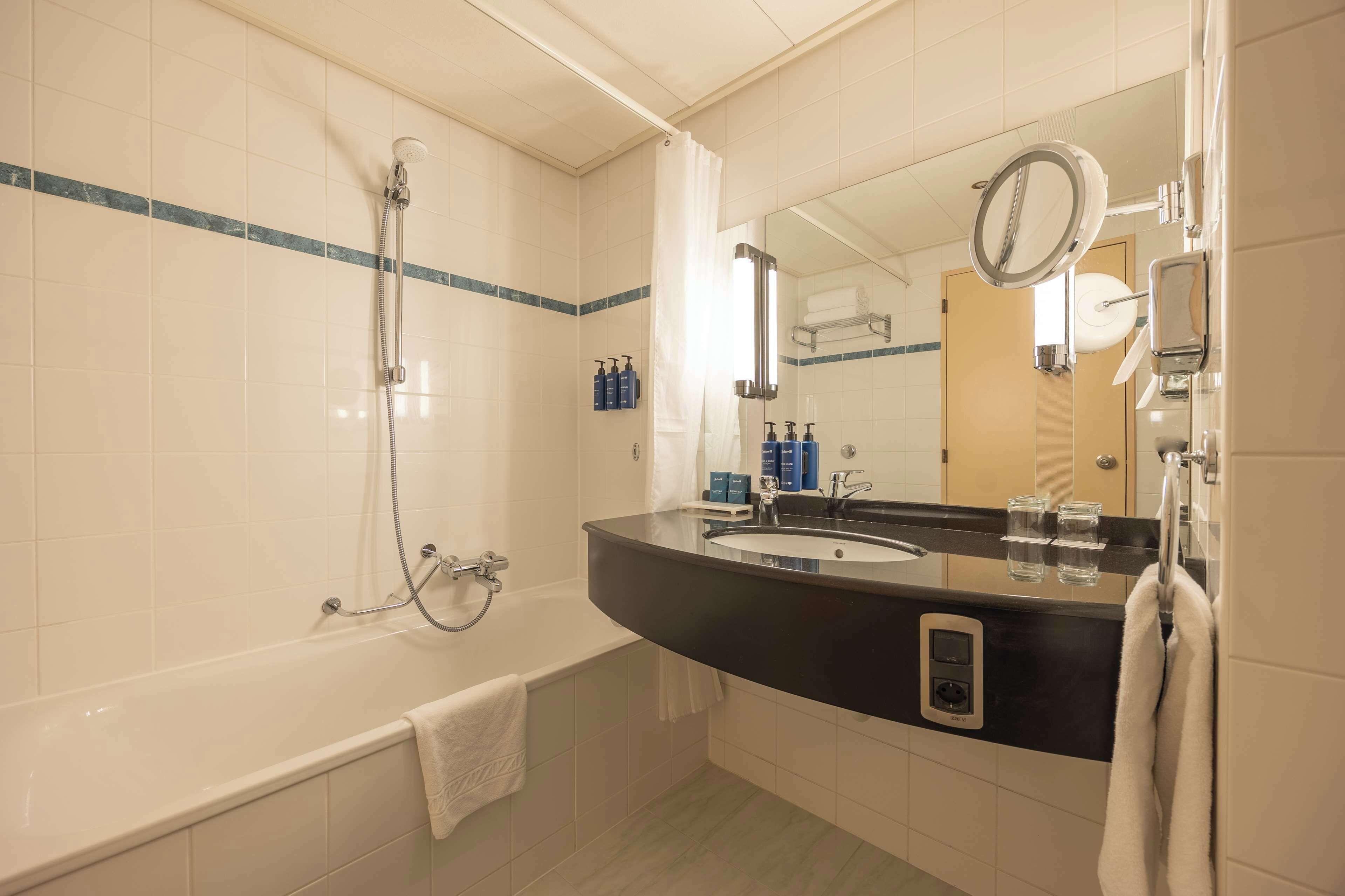 Een bad/douchecombinatie, een diep bad, gratis toiletartikelen
