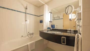Een bad/douchecombinatie, een diep bad, gratis toiletartikelen