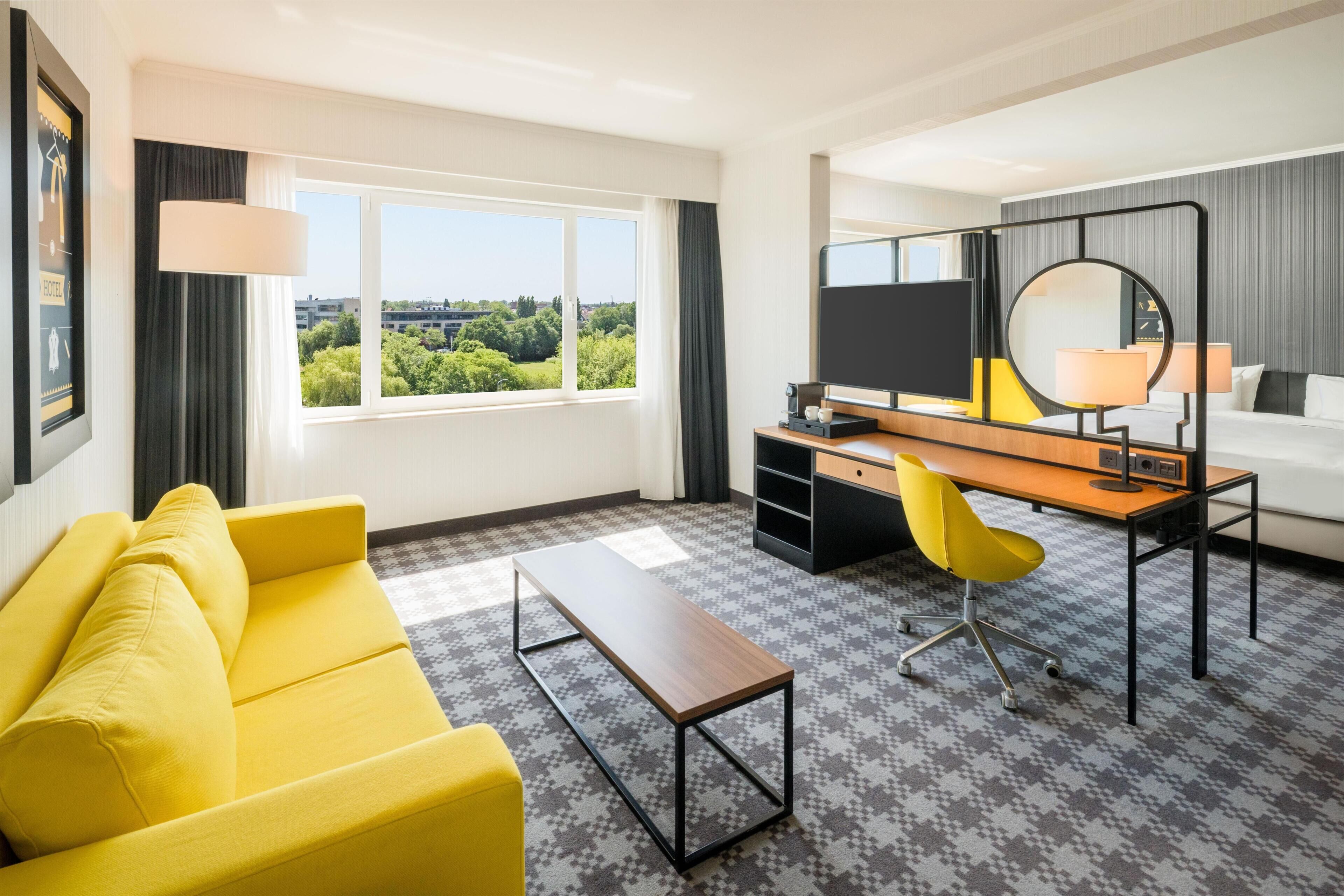 Suite, 1 slaapkamer | Hypoallergeen beddengoed, een minibar, een kluis op de kamer, een bureau