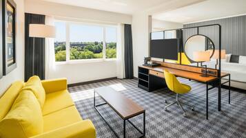 Suite, 1 slaapkamer | Hypoallergeen beddengoed, een minibar, een kluis op de kamer, een bureau
