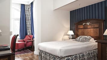 1 bedroom, hypo-allergenic bedding, blackout curtains