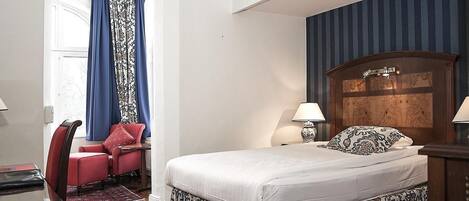 1 bedroom, hypo-allergenic bedding, blackout curtains