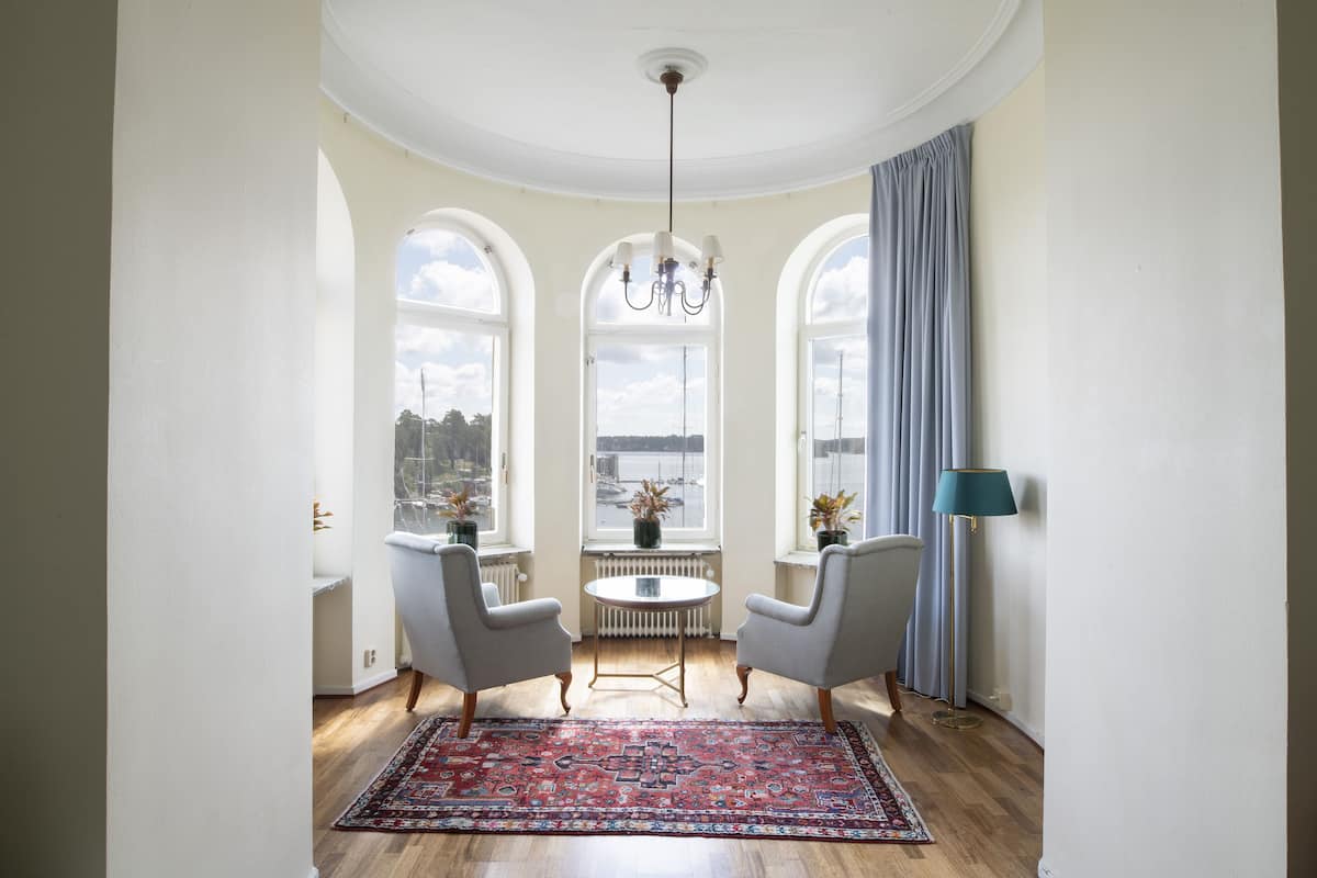 superior suite, sea view | living area | tv