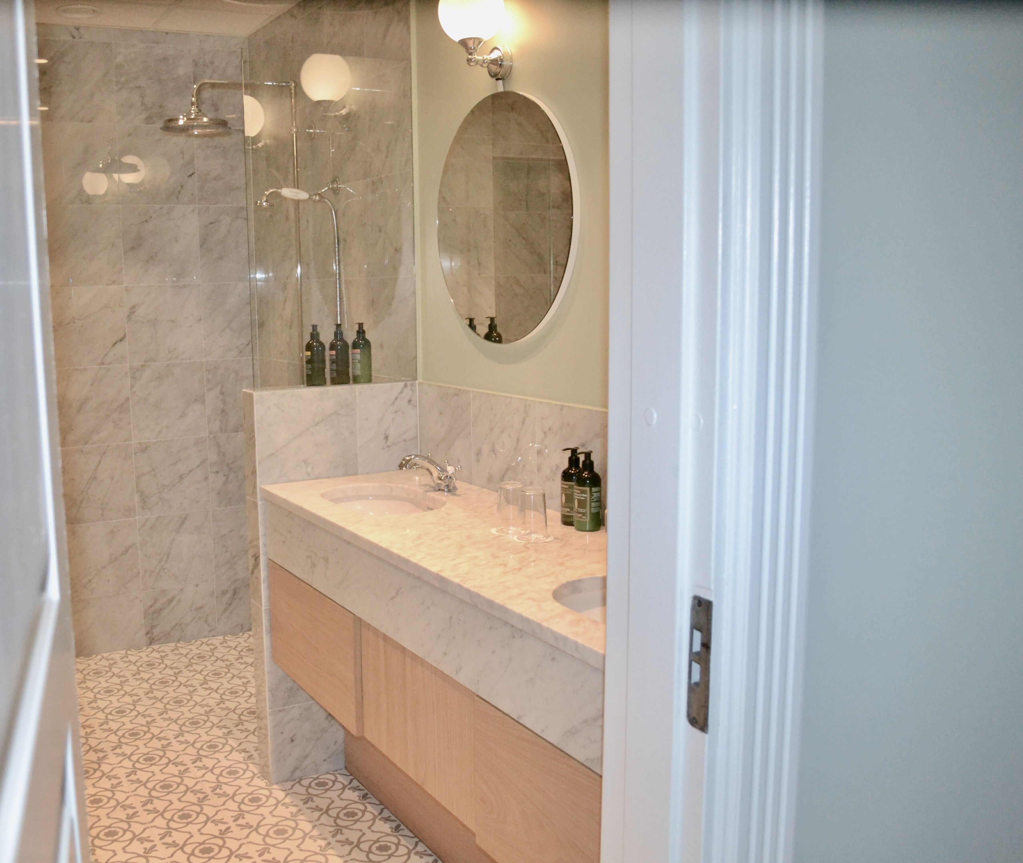 lux | bathroom | free toiletries, hair dryer, towels