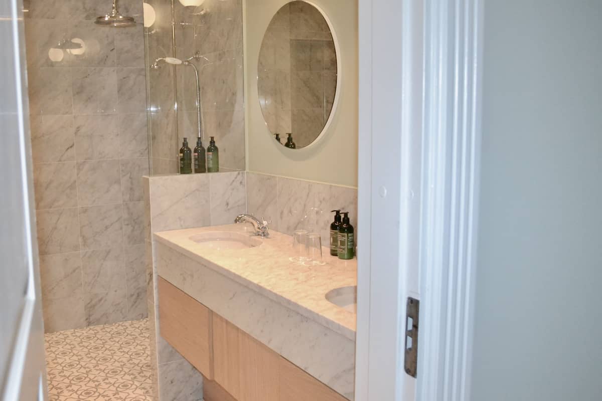 lux | bathroom | free toiletries, hair dryer, towels