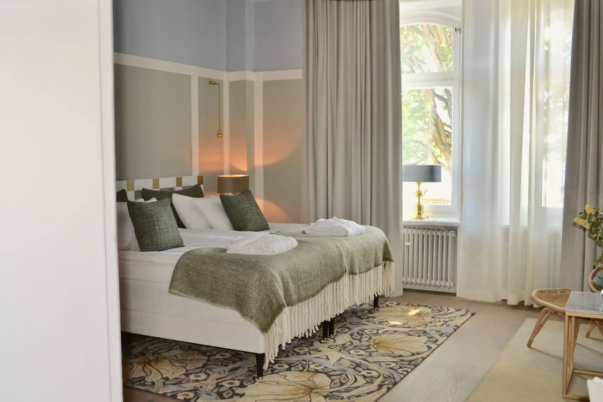 lux | 1 bedroom, hypo-allergenic bedding, blackout curtains