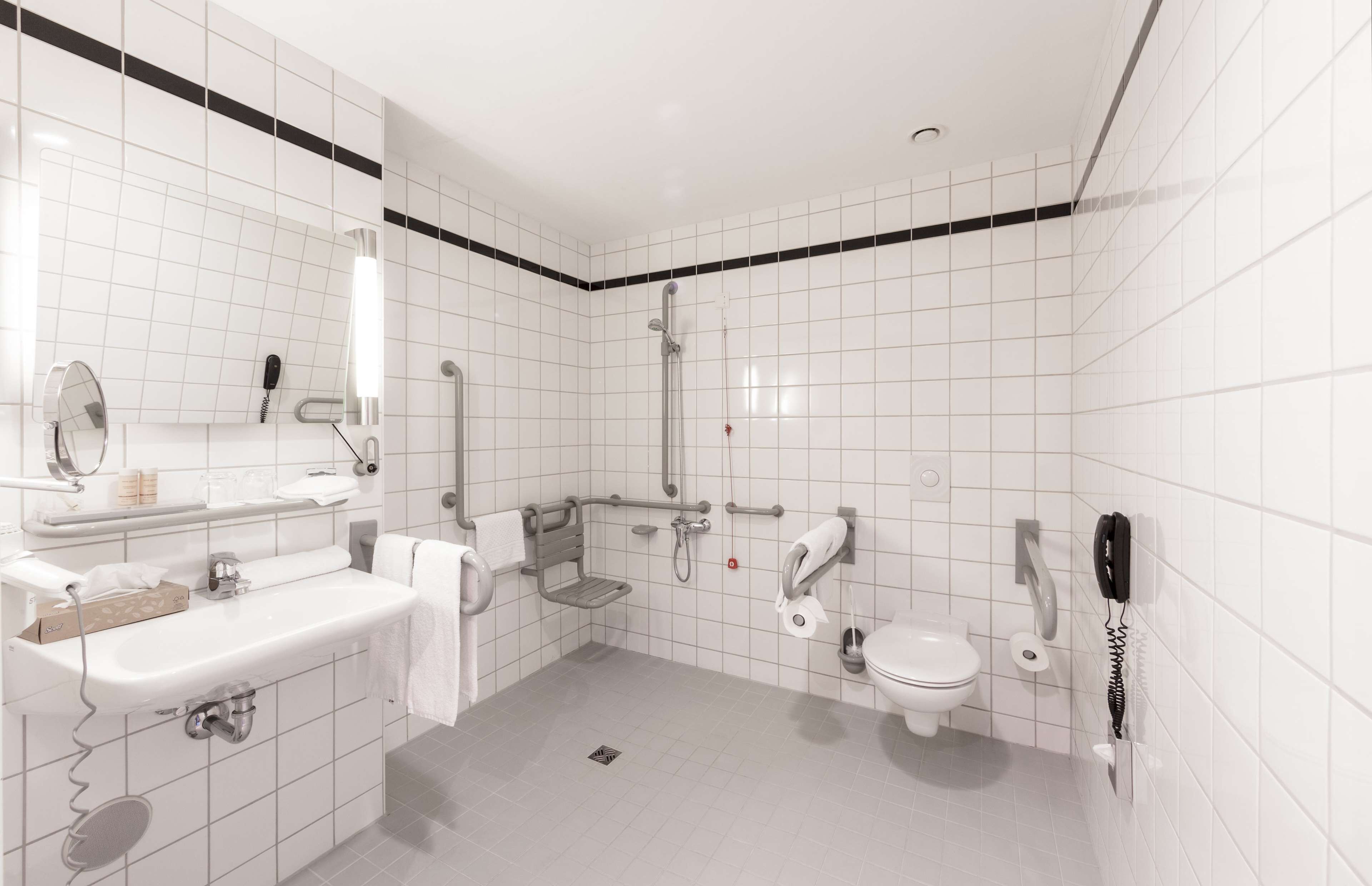 standard room | bathroom | combined shower/bathtub, designer toiletries, hair dryer, slippers