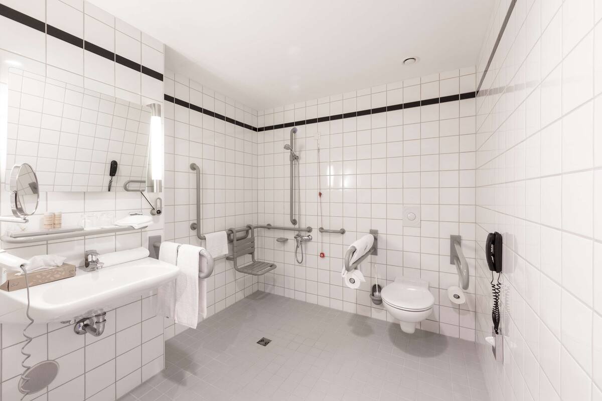 standard room | bathroom | combined shower/bathtub, designer toiletries, hair dryer, slippers