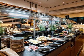 Se ofrece un desayuno bufé (23 EUR por persona)