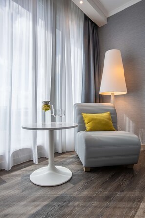 Premium bedding, in-room safe, desk, blackout drapes