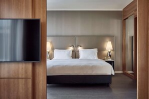 Ropa de cama de alta calidad, caja fuerte, escritorio y cortinas opacas