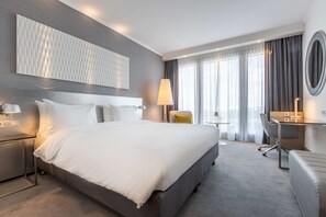 Ropa de cama de alta calidad, caja fuerte, escritorio y cortinas opacas