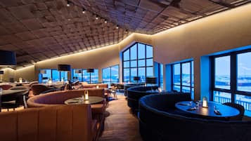 Se sirven desayunos, comidas y cenas con vista al mar