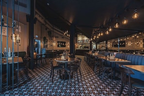 Sert le déjeuner et le dîner