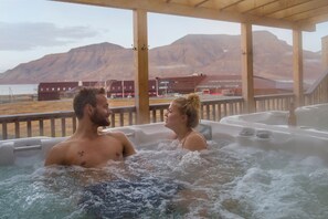 Bañera de hidromasaje al aire libre