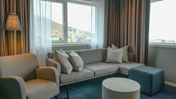 Suite, 1 slaapkamer | Een bureau, een laptopwerkplek, verduisterende gordijnen