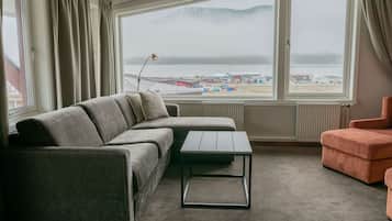 Family Room | Meja, ruang kerja komputer riba, langsir/tirai gelap terus