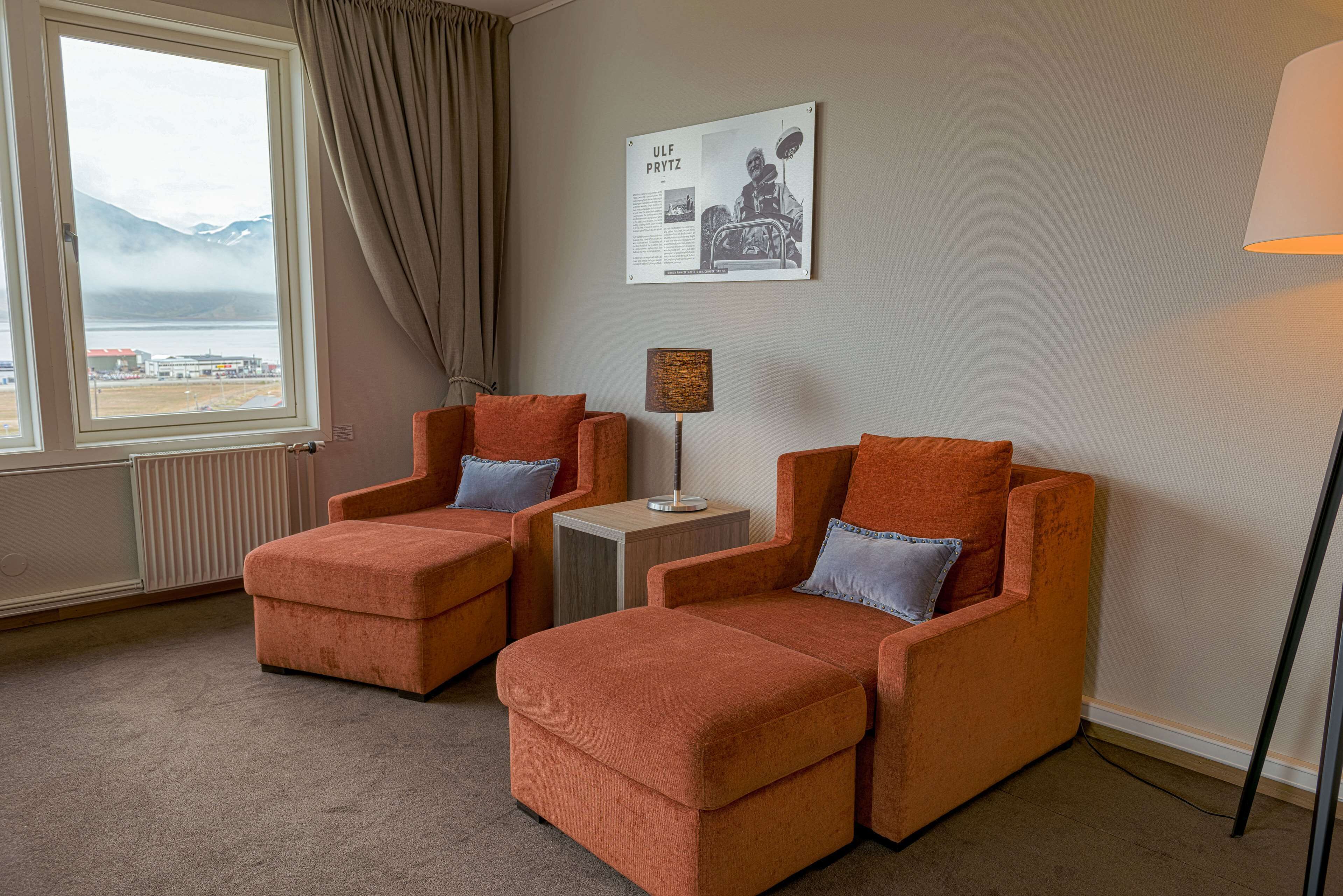 Familiekamer | Een bureau, een laptopwerkplek, verduisterende gordijnen