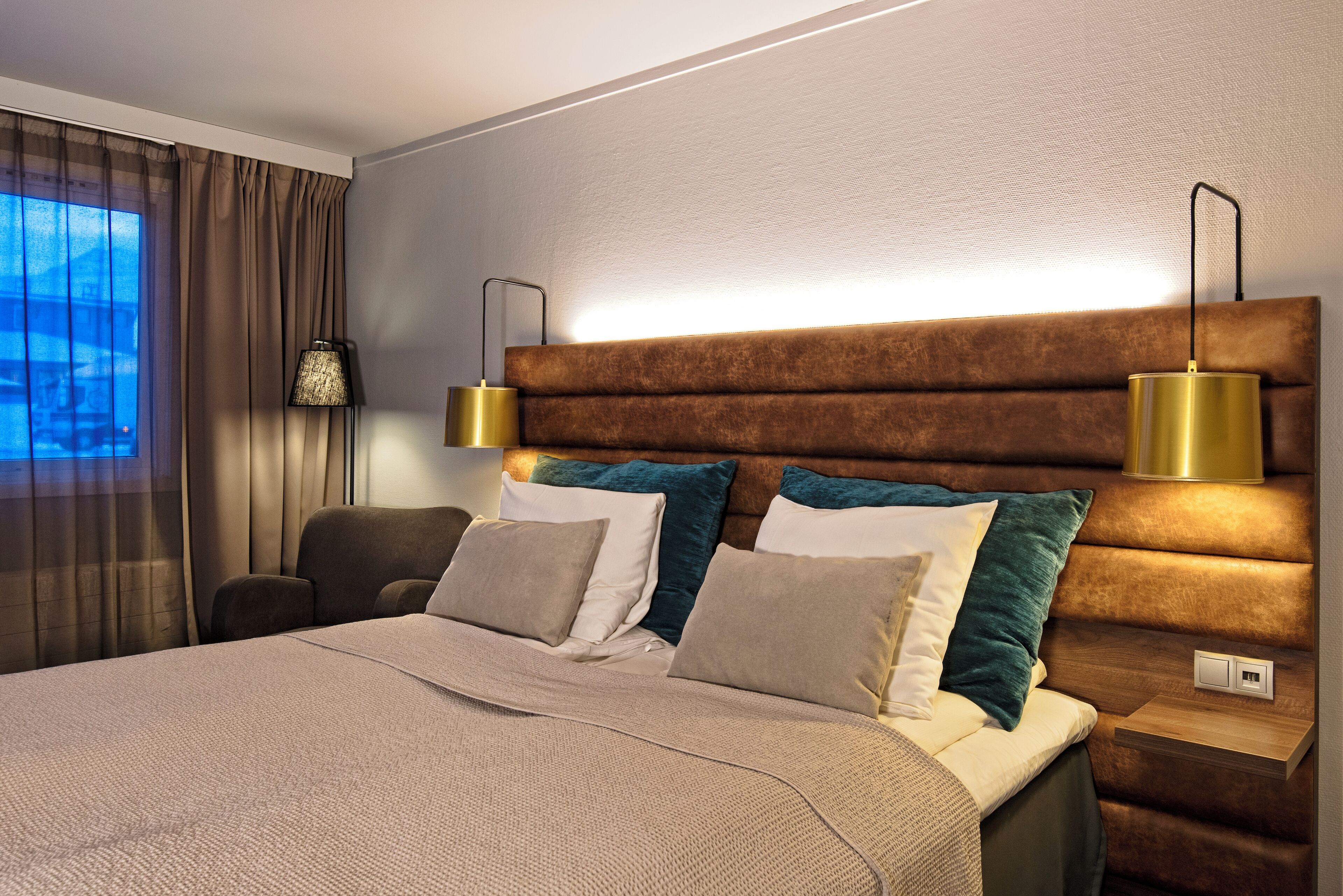 Escritorio, espacio para trabajar con laptop y cortinas blackout 