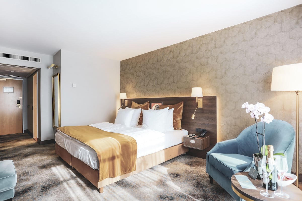 Habitación Deluxe | Ropa de cama de alta calidad y minibar