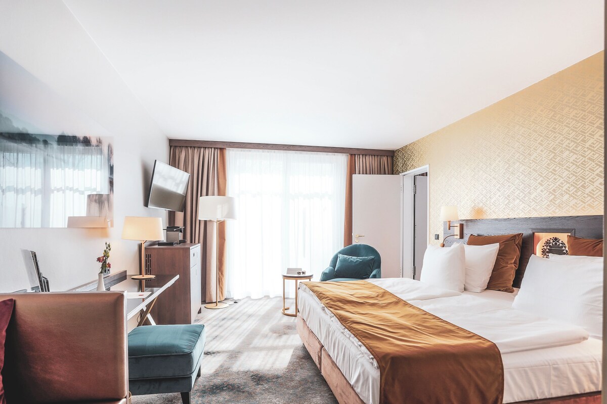 Deluxe Suite, Terrace | Premium bedding, minibar (some free items), in-room safe, desk