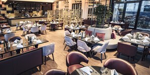 Desayuno buffet diario (EUR 25 por persona)