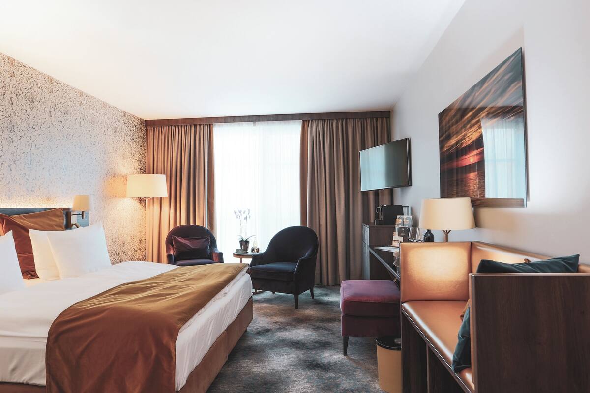 Room, Park View | Premium bedding, minibar (some free items), in-room safe, desk