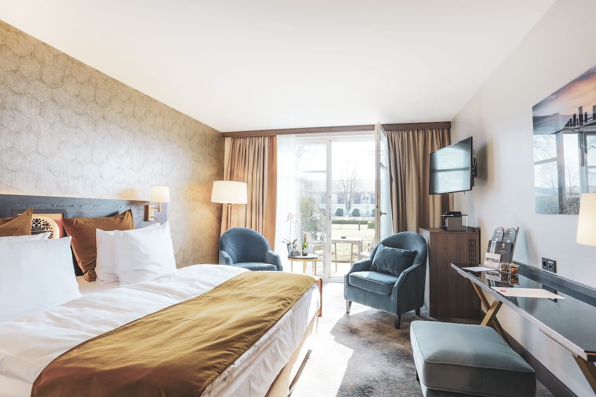 Habitación Deluxe, patio | Ropa de cama de alta calidad y minibar