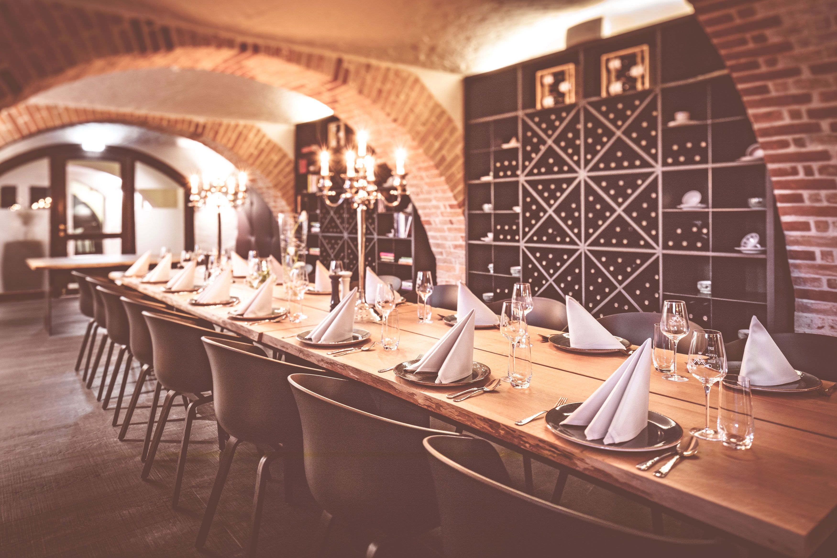 2 restaurants, breakfast, lunch, dinner served; regional cuisine